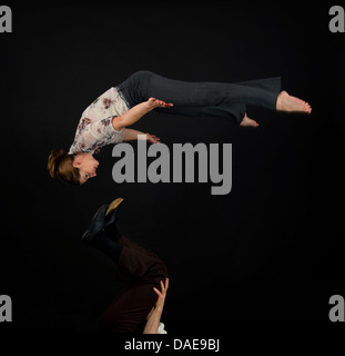 Studioaufnahme von Akrobaten, die Durchführung von Luft Stockfoto