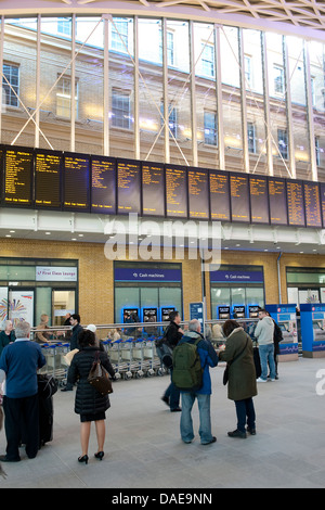 Abfahrtstafeln im Bereich westlichen Bahnhofshalle des Kings Cross Railway Station, London, England. Stockfoto