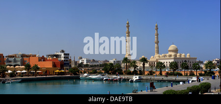 Blick über die neue Marina in der neuen Moschee, Ägypten, Hurghada Stockfoto