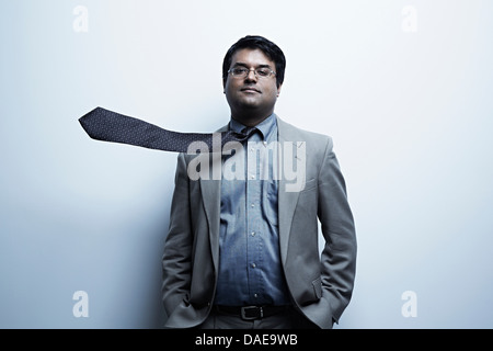 Studio-Porträt der Geschäftsmann mit Überseerennen Krawatte Stockfoto