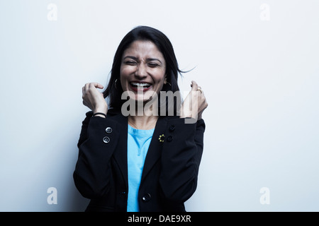 Studio-Porträt der Geschäftsfrau lachen Stockfoto