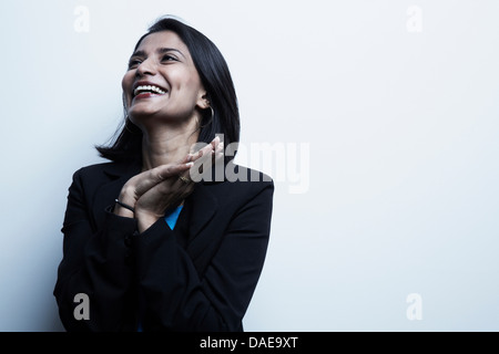 Studio-Porträt der Geschäftsfrau lächelnd Stockfoto