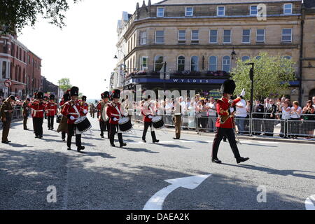 Bury, Manchester, UK. 11. Juli 2013. Hunderte säumten die Straßen von Bury in Greater Manchester, wie eine Parade der Schlagzeuger ein Trauerzug zum St. Mary Parish Church auf Donnerstag, 11. Juli 2013, vor einer privaten militärischen Beerdigung für Schlagzeuger Lee Rigby des Royal Regiment of Fusiliers, begleitet, in der Nähe seiner Kaserne in Woolwich, Süd-Ost-London auf 22. Mai 2013 getötet wurde. Die militärischen Beerdigung wird auf Freitag, 12. Juli 2013 stattfinden. Bildnachweis: Christopher Middleton/Alamy Live-Nachrichten Stockfoto