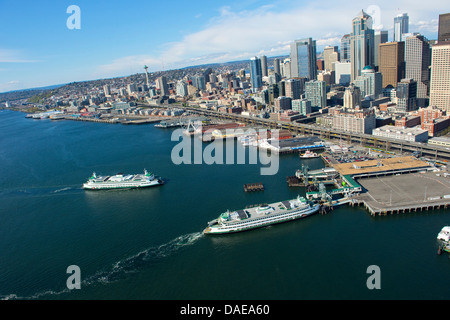 Luftaufnahme von Fähren und Waterfront, Seattle, Washington State, USA Stockfoto