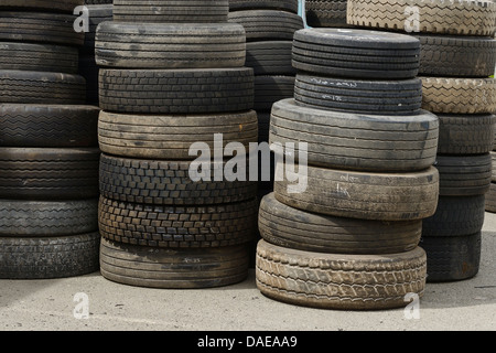 Haufen von Altreifen Stockfoto