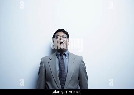 Studioportrait Mitte erwachsenen männlichen lachen Stockfoto