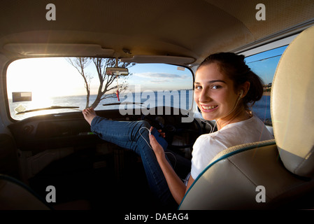 Junge Frau im Wohnmobil mit Füßen Stockfoto