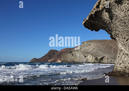 felsige Küste des Cabo de Gata Nationalpark, Spanien, Andalusien, Cabo De Gata, Playa Mosul Stockfoto