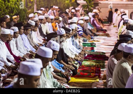 Pattani, Thailand. 11. Juli 2013. Männer beten außerhalb von Pattani Zentralmoschee Donnerstag Nacht nach Ramadan Dienstleistungen. Die Moschee ist einer der verkehrsreichsten in Süd-Thailand. Nächtliche Ramadan Gottesdienste in die Moschee besuchen etwa 15.000 Menschen. Ramadan ist der neunte Monat des islamischen Kalenders, und zeigte sich der Monat, in dem Muslime den Koran zu glauben. Muslime glauben, dass der Koran in diesem Monat herabgesandt wurde, somit vorbereitet für schrittweise Offenbarung durch Jibraeel (Gabriel) dem Propheten Muhammad. Bildnachweis: ZUMA Press, Inc./Alamy Live-Nachrichten Stockfoto