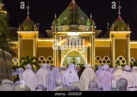 Pattani, Thailand. 11. Juli 2013. Frauen beten vor Pattani Zentralmoschee Donnerstag Nacht nach Ramadan Dienstleistungen. Die Moschee ist einer der verkehrsreichsten in Süd-Thailand. Nächtliche Ramadan Gottesdienste in die Moschee besuchen etwa 15.000 Menschen. Das Publikum ist so groß, dass es aus der Moschee und auf den Straßen rund um es verschüttet. Ramadan ist der neunte Monat des islamischen Kalenders, und zeigte sich der Monat, in dem Muslime den Koran zu glauben. Bildnachweis: ZUMA Press, Inc./Alamy Live-Nachrichten Stockfoto