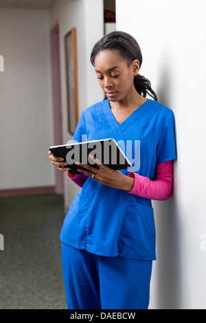 Krankenschwester mit digital-Tablette im Krankenhausflur Stockfoto