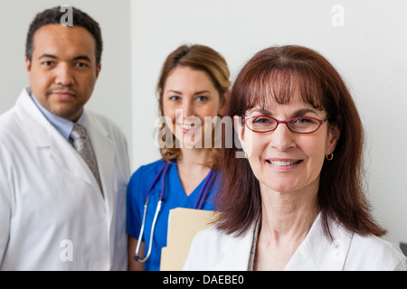 Medizinische Fachleute zusammen im Krankenhaus, Porträt Stockfoto