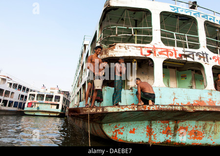 Die Besatzung eines Flusses Fähre oder waschen mit Eimern und Flusswasser bei Sadarghat am Fluss Buriganga in Dhaka, Bangladesch zu starten. Stockfoto