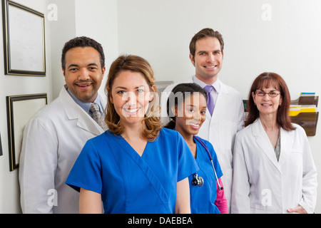 Medizinische Fachleute zusammen im Krankenhaus, Porträt Stockfoto