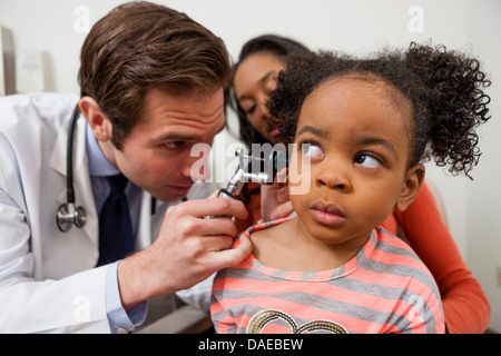 Mitte Erwachsenen Arzt Otoskop auf Patienten mit Stockfoto