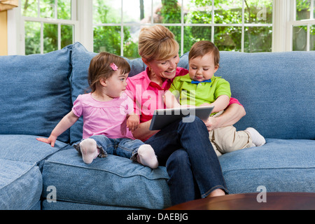 Großmutter und Enkel auf Sofa Blick auf digital-Tablette