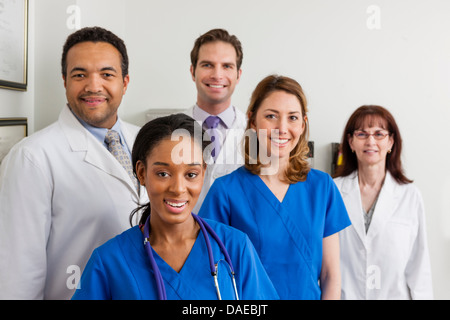 Medizinische Fachleute zusammen im Krankenhaus, Porträt Stockfoto