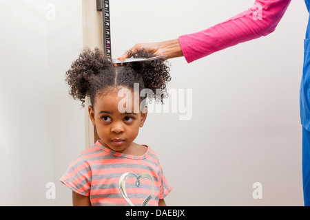 Krankenschwester, die Messung der Höhe der jungen Patienten Stockfoto