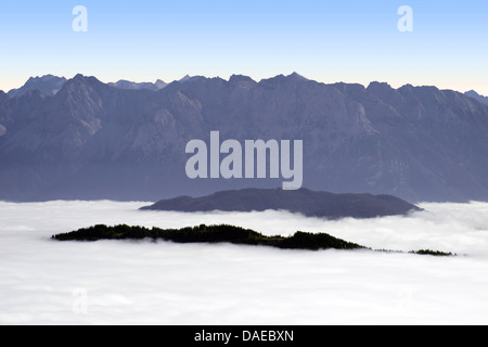 Blick über Bodennebel, Karwendel, Deutschland, Bayern, Oberbayern, Oberbayern, Garmisch-Partenkirchen Stockfoto