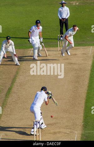 Nottingham, UK. 11. Juli 2013. Australiens Peter Siddle Schalen den Ball auf Kevin Pietersen tagsüber zwei der ersten Investec Asche Test Match bei Trent Bridge Cricket Ground am 11. Juli 2013 in Nottingham, England. Bildnachweis: Mitchell Gunn/ESPA/Alamy Live-Nachrichten Stockfoto