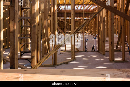 Neue benutzerdefinierte Hausbau in ländlichen Oklahoma, USA, zeigt das Innere eines Hauses im Gange. Stockfoto