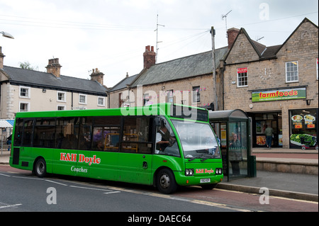 Ortsbus warten an einer Bushaltestelle in Bolsover, Derbyshire, England. Stockfoto