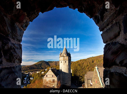 Blick durch ein Fenster mit Rundbogen auf Burg Altena am Klusenberg, Deutschland, Nordrhein-Westfalen, Sauerland, Altena Stockfoto