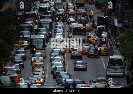 VERKEHR FORTY SECOND STREET MIDTOWN MANHATTAN NEW YORK CITY USA Stockfoto