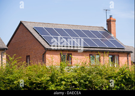 Sonnenkollektoren auf dem Dach des modernen Einfamilienhaus im ländlichen Dorf von Boughrood Powys Mid Wales UK Stockfoto