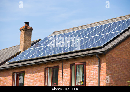 Sonnenkollektoren auf dem Dach des modernen Einfamilienhaus im ländlichen Dorf von Boughrood Powys Mid Wales UK Stockfoto