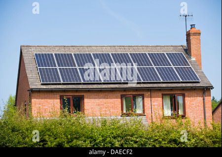 Sonnenkollektoren auf dem Dach des modernen Einfamilienhaus im ländlichen Dorf von Boughrood Powys Mid Wales UK Stockfoto