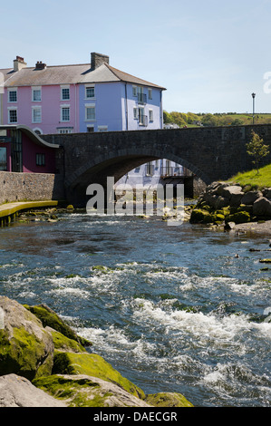 Bunte Häuser in der Nähe von Aeron Fluss und Brücke Aberaeron Stockfoto