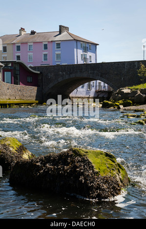 Bunte Häuser in der Nähe von Aeron Fluss und Brücke Aberaeron Stockfoto