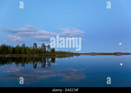 Vollmond in einem See am Abend Licht, Spiegelung, Kvikkjokk, Norrbottens Laen, Lappland, Schweden Stockfoto