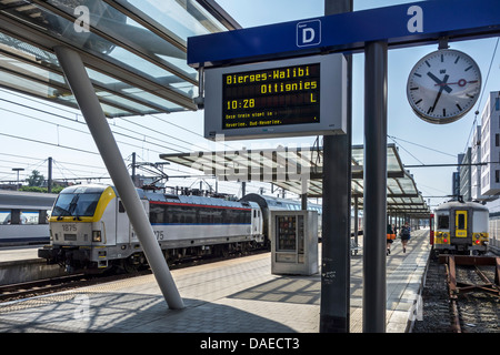 Züge und Bahnsteige des Bahnhofs in Leuven / Louvain, Belgien Stockfoto