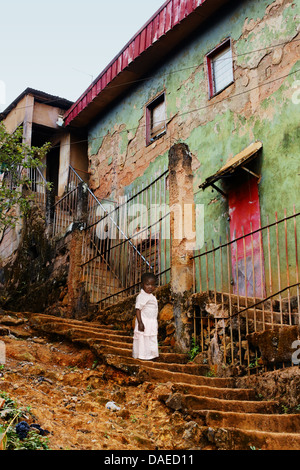 Afrikanische Mädchen Kleinkind, in der alten Treppe gruselig Betonbauten in der Stadt: Armut-Konzept. Stockfoto