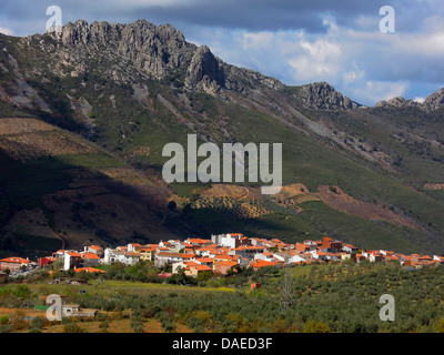 malerisches Dorf am Fuße eines Berges, Spanien, Extremadura, Sierra Guadeloupe Stockfoto