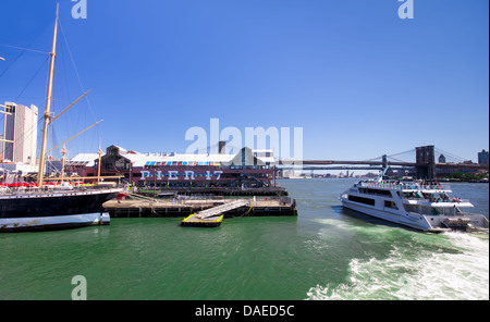NEW YORK CITY - AUG 29: Pier 17 am South Street Seaport in New York am 29. August 2012 gesehen. Stockfoto