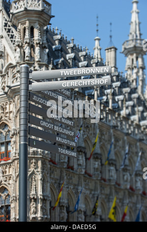 Wegweiser vor dem gotischen Rathaus auf dem Grote Markt / Main Market square, Leuven / Louvain, Belgien Stockfoto