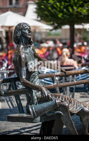 De Kotmadam von Fred Bellefroid am Oude Markt Skulptur / Old Market Square, Leuven / Louvain, Belgien Stockfoto