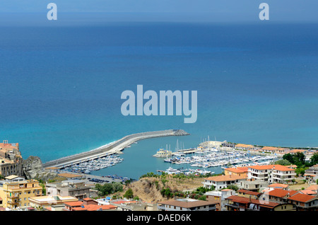 Panoramablick über den Hafen am Mittelmeer mit der Meerenge von Messina, Italien, Calabrien, Tropea Stockfoto