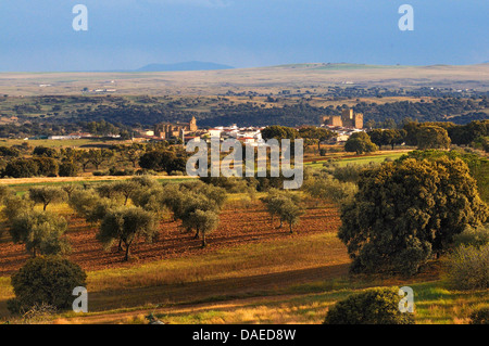 Landschaft der Extremadura in Zentralspanien und Monroy Burg, Spanien, Extremadura Stockfoto