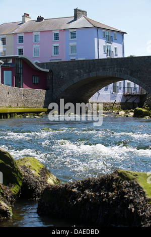 Bunte Häuser in der Nähe von Aeron Fluss und Brücke Aberaeron Stockfoto