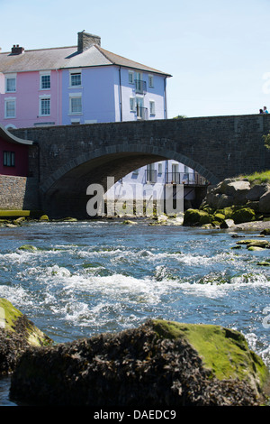 Bunte Häuser in der Nähe von Aeron Fluss und Brücke Aberaeron Stockfoto