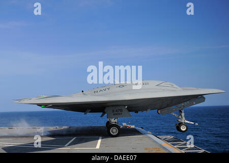 Eine US-Marine X-47 b unmanned combat Air Systems Drohne startet aus dem Flugdeck des Flugzeugträgers USS George H.W. Bush 10. Juli 2013 in Betrieb im Atlantischen Ozean. Die Landung war das erste Mal, das eine unbemannte Flugzeuge eine verhaftete Landung auf hoher See abgeschlossen. Stockfoto