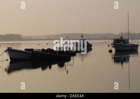 Boote auf dem Fluss Deben Mündung Stockfoto