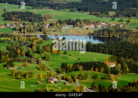 Blick auf Bayersoien See im Herbst, Oberbayern, Oberbayern, Bayern, Deutschland Stockfoto