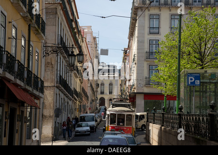 Tram 28 auf der Straße in Lissabon, Portugal. Stockfoto