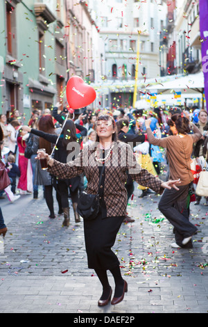 Frau tanzt auf der Straße, Karneval in Las Palmas, Gran canaria Stockfoto