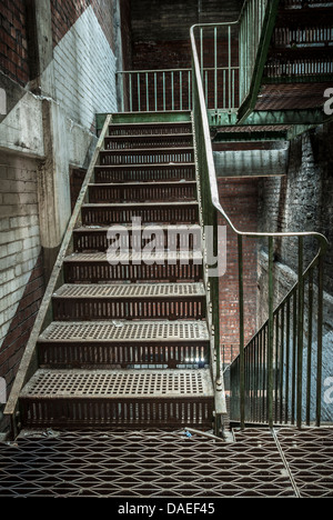 Industrielle Eisen Treppe in verlassenen Gebäude. Stockfoto